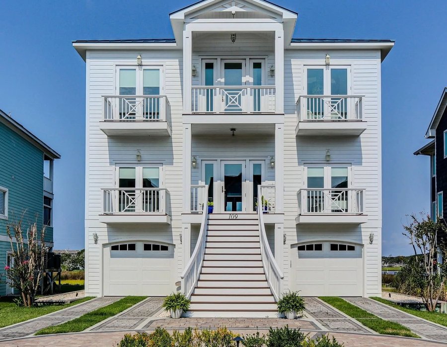 Coral Bay custom home by Blue Green Construction
